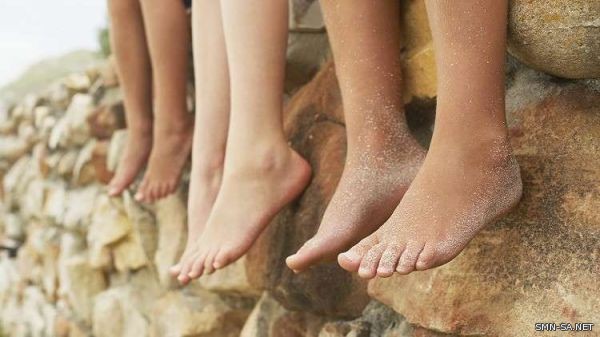 ما حقيقة فائدة مشي الأطفال دون أحذية؟