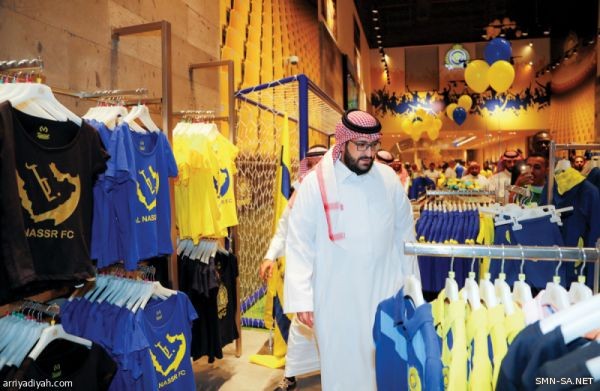 السويلم يدشين طقم #النصر الاساسي في المتجر