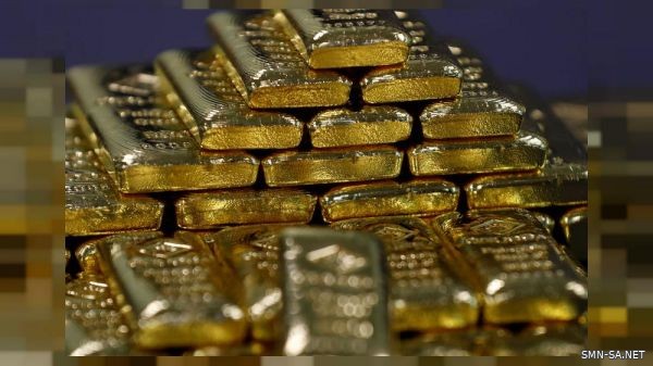 الذهب يرتفع بفعل هبوط الدولار والمستثمرون يريدون وضوحا بشأن محادثات التجارة