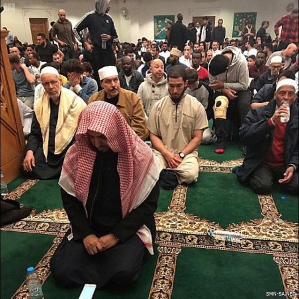 موفد وزارة الشؤون الإسلامية يواصل برنامج الإمامة في مسجد الملك فهد بلندن