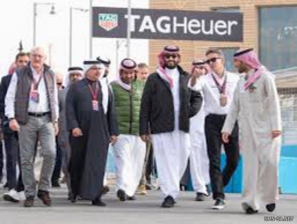 عاصفة من الإعجاب بملابس وتواضع ولي العهد .. جاكيت "باربور" بقيمة لاتتجاوز ألف ريال