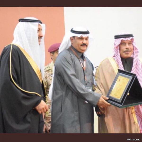 الأمير حسام بن سعود يكرم المسرحي ناصر العُمري بجائزة منطقة #الباحة للإبداع