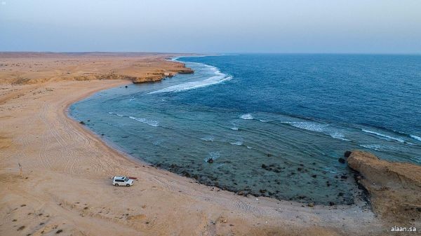 محافظة الوجه .. الشواطيء الرملية النقية والخلجان ...