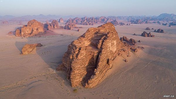 تبوك - جبال من الأحجار الرملية في صحراء " حسمى "