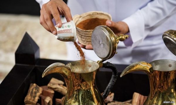 القهوة العربية في العُرف العربي ليست ارتواء بل كيْف وفن وذوق في التجهيز والصّب والتناول