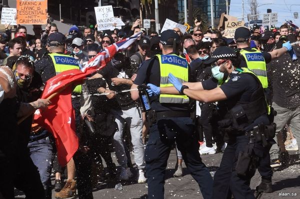 ملبورن .. شرطة أستراليا تشتبك مع محتجين مناهضين لإجراءات العزل العام