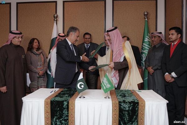 المملكة تموّل المشتقات النفطية بقيمة مليار دولار دعمًا للاقتصاد الباكستاني