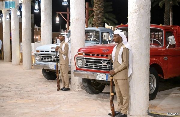 سيارات تراثية تأخذ زوَّار مهرجان بيت حائل إلى ذاكرة الزمن الجميل