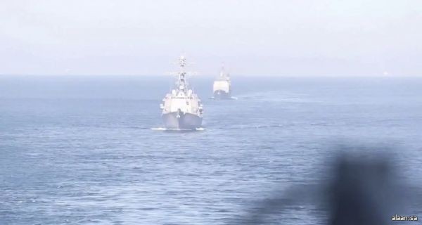 هليكوبتر أمريكية تغرق 3 زوراق صغيرة للحوثيين هاجمت سفينة في البحر الأحمر