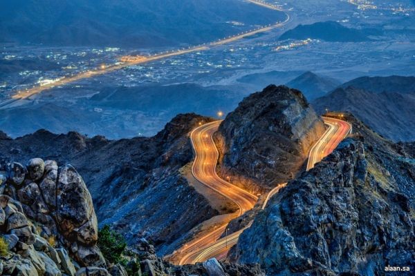 الطائف ملاذ النفس المحاطة بالجبال الساكنة بتجليات الحياة الفطرية .. تضم في طياتها الماضي والحاضر والمستقبل
