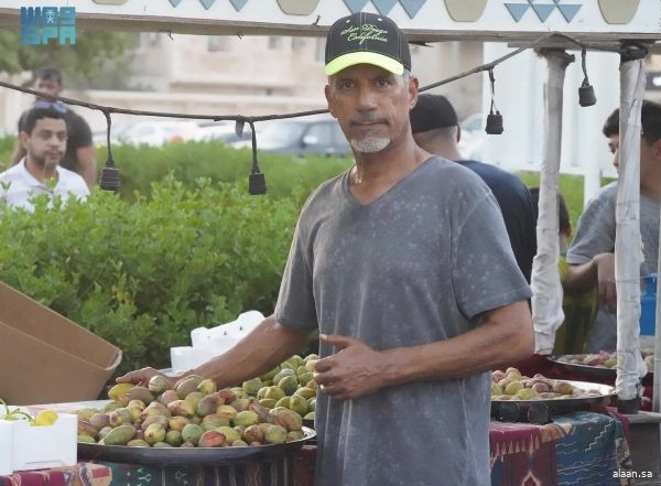 فعالية اللوز القطيفي تجذب الأهالي لاقتنائه والتعرف على طرق زراعته