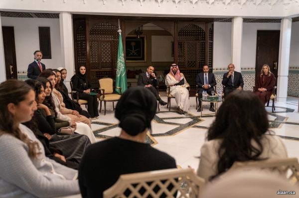 سمو وزير الثقافة يلتقي مبتعثي برنامج الابتعاث الثقافي في بريطانيا
