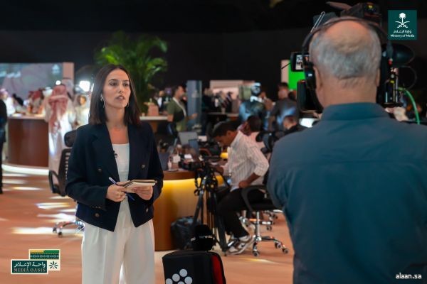 الوفود الإعلامية المشاركة في تغطية أعمال القمة العربية والإسلامية غير العادية تُركز على التقارير الإخبارية واللقاءات الإعلامية