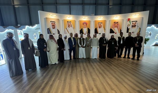 الوفود الإعلامية المشاركة بتغطية القمة الخليجية تزور معرض الكتاب ومركز عبدالله السالم الثقافي