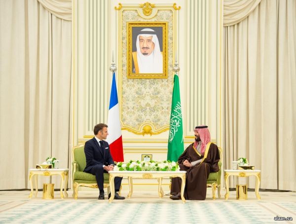 سمو ولي العهد يستقبل رئيس الجمهورية الفرنسية ويعقدان لقاءً موسعاً ويشهدان مراسم توقيع مذكرة تفاهم