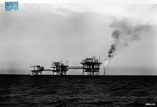 المملكة تضع حجر الأساس لطفرة تنموية شاملة للتنقيب عن الذهب الأسود في رمال المملكة عام 1933م