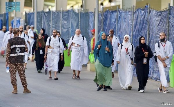 حُجاج بيت الله الحرام يتوافدون إلى مشعر منى لقضاء يوم التروية