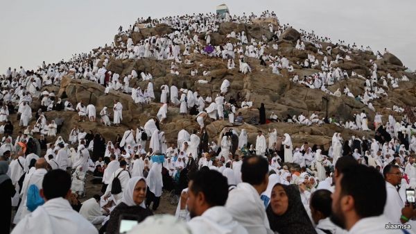 يحدوهم الشوق .. جموع الحجاج يتوافدون إلى جبل الرحمة منذ ساعات الصباح الأولى يحدوهم الشوق .. جموع الحجاج يتوافدون إلى جبل الرحمة منذ ساعات الصباح الأولى