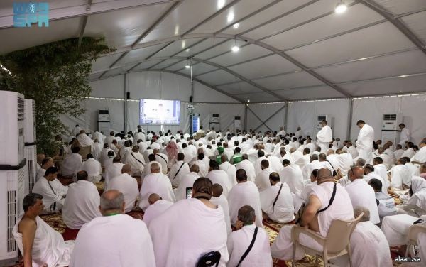 ضيوف برنامج خادم الحرمين الشريفين للحج يشهدون خطبة يوم عرفة في مقر سكنهم