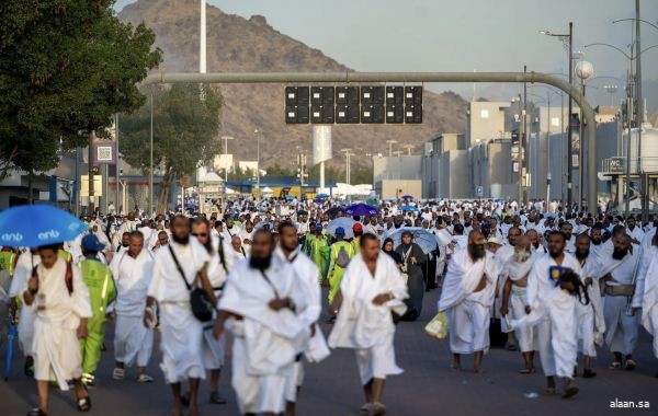 ضيوف الرحمن ينفرون من عرفات إلى مزدلفة