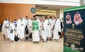 ضيوف برنامج خادم الحرمين الشريفين" من صعيد عرفات : وجدنا ما يفوق الوصف وتعجز الألسن عن نقله لكم "