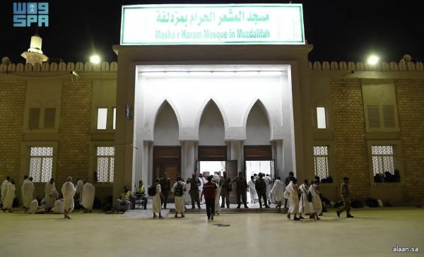 الحجاج يؤدون صلاتي المغرب والعشاء جمعًا وقصرًا في مسجد المشعر الحرام بمشعر مزدلفة