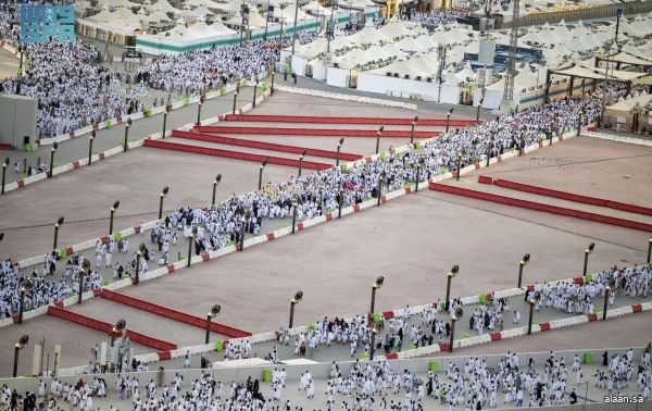 حجاج بيت الله الحرام يتوافدون على مشعر مِنى لرمي جمرة العقبة