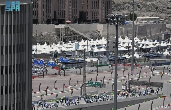 ضيوف الرحمن يرمون الجمرات الثلاث في أول أيام التشريق