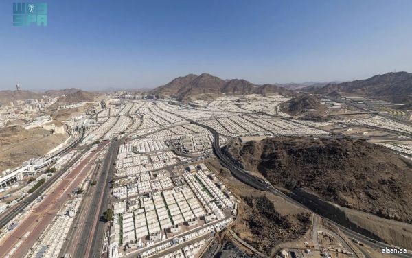 حُجّاج بيت الله الحرام يرمون الجمرات الثلاث في ثاني أيام التشريق