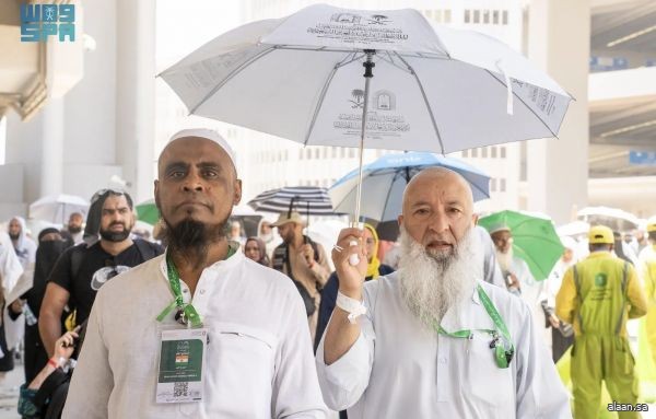 ضيوف برنامج خادم الحرمين يرمون الجمرات الثلاث في ثاني أيام التشريق
