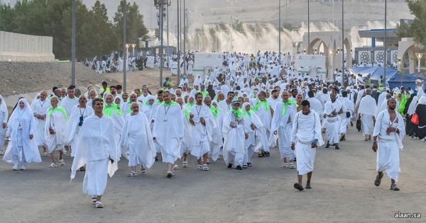 حجاج بيت الله الحرام يرمون الجمرات الثلاث .. ومنى تودع ضيوفها