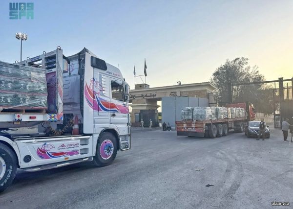 عبور 6 شاحنات إغاثية سعودية جديدة إلى قطاع غزة مقدمة من مركز الملك سلمان للإغاثة