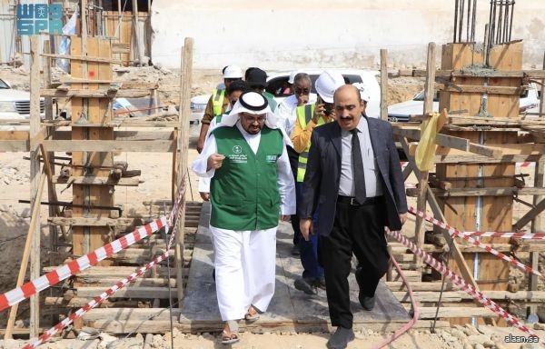 البرنامج السعودي لتنمية وإعمار اليمن يتفقد مشاريع حضرموت ويضع حجر الأساس لمشروع تعليمي بالمكلا