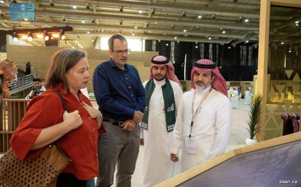 سفراء يزورون المزاد الدولي لمزارع إنتاج الصقور 2025