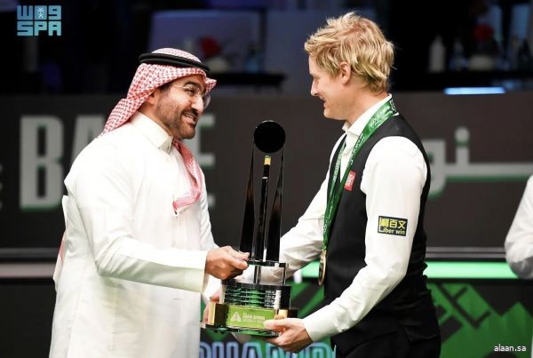 نائب وزير الرياضة يتوّج نيل روبرتسون بلقب بطولة الماسترز للسنوكر 2025
