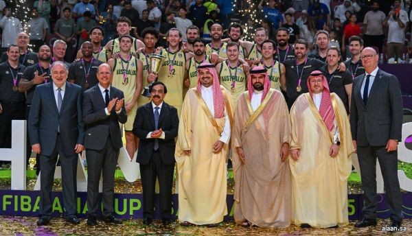 الأمير فهد بن جلوي يتوّج أستراليا بكأس آسيا لكرة السلة 2025 في جدة