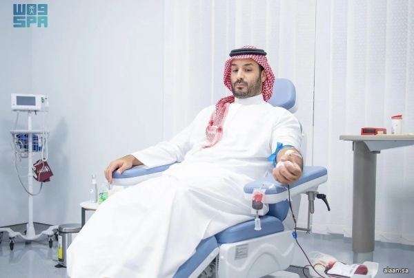 سمو ولي العهد يتبرع بالدم في بادرة كريمة.. ويُطلق الحملة الوطنية السنوية للتبرع بالدم