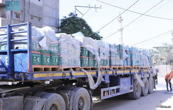 قافلة إغاثية سعودية جديدة تصل إلى وسط قطاع غزة مقدمة من مركز الملك سلمان للإغاثة