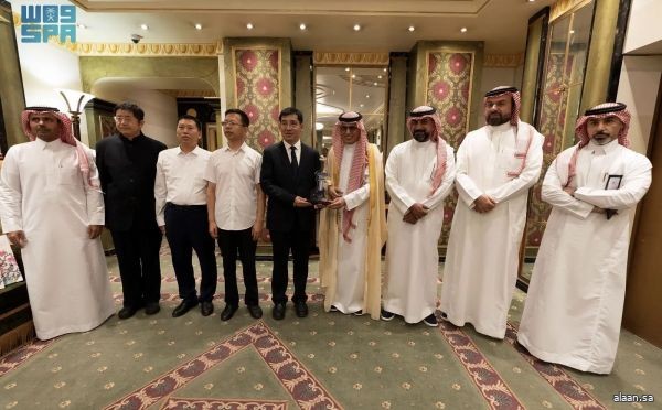 رئيس هيئة الإذاعة والتلفزيون يستقبل وفد محطة "خبي" الإعلامية الصينية رئيس هيئة الإذاعة والتلفزيون يستقبل وفد محطة "خبي" الإعلامية الصينية