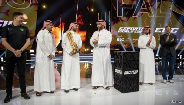 سمو ولي العهد يُشرّف الحفل الختامي لبطولة كأس العالم للرياضات الإلكترونية لعام 2025 ويتوج "فريق فالكونز" الفائز بكأس البطولة