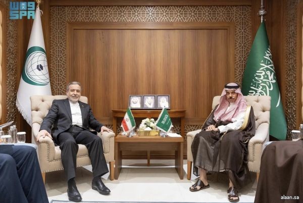 سمو وزير الخارجية يلتقي وزير الخارجية الإيراني