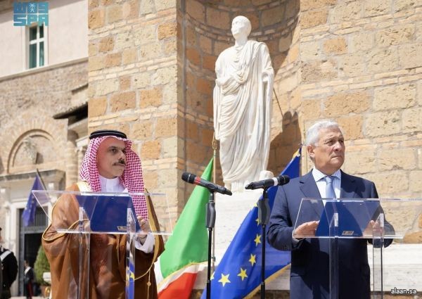 سمو وزير الخارجية يلتقي وزير خارجية إيطاليا ويعقدان جلسة مباحثات رسمية سمو وزير الخارجية يلتقي وزير خارجية إيطاليا ويعقدان جلسة مباحثات رسمية
