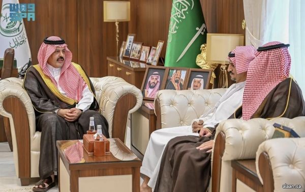 سموُّ أمير حائل يكرِّم المعلّم سعود الشمري لشجاعته في إخماد حريق بمدرسة سموُّ أمير حائل يكرِّم المعلّم سعود الشمري لشجاعته في إخماد حريق بمدرسة