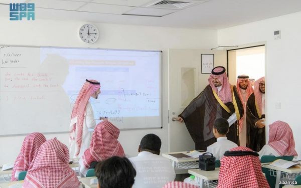 سموُّأمير المدينة المنورة يشارك طلاب متوسطة ربيعة بن أكثم يومهم الدراسي سموُّأمير المدينة المنورة يشارك طلاب متوسطة ربيعة بن أكثم يومهم الدراسي