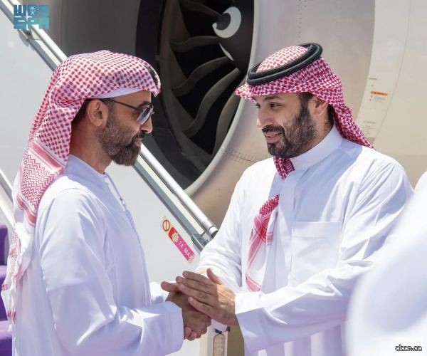 سموُّ رئيس دولة الإمارات العربية المتحدة يصل إلى الرياض وسموُّ ولي العهد في مقدمة مستقبليه سموُّ رئيس دولة الإمارات العربية المتحدة يصل إلى الرياض وسموُّ ولي العهد في مقدمة مستقبليه