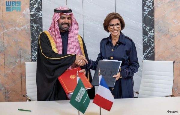 التقى صاحب السمو الأمير بدر بن عبدالله بن فرحان وزير الثقافة، أمس الخميس في قصر فيرساي على هامش إقامة حفل روائع الأوركسترا في العاصمة الفرنسية باريس، معالي وزيرة الثقافة لدى جمهورية فرنسا السيدة رشيدة داتي، وذلك خلال زيارة سموّه الرسمية لجمهورية فرنسا لتع