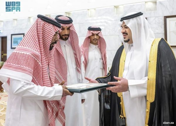 إنفاذًا لأمر خادم الحرمين الشريفين بناء على ما رفعه سمو ولي العهد.. نائب أمير منطقة الرياض يُسلم وسام الملك عبدالعزيز من الدرجة الأولى للمواطن ماهر الدلبحي