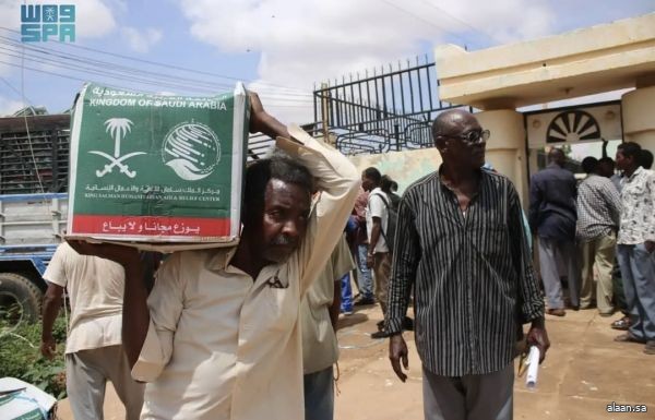مركز الملك سلمان للإغاثة يوزع (580) سلة غذائية في محلية بحري بولاية الخرطوم في السودان