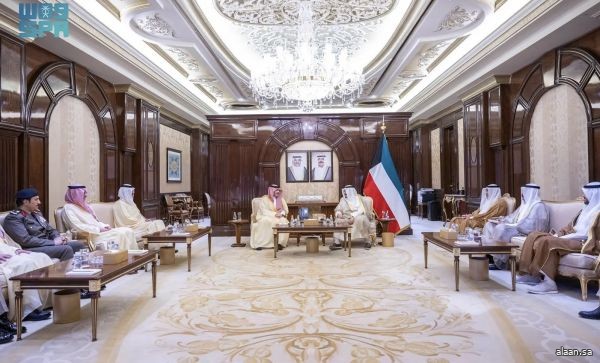 رئيس مجلس الوزراء الكويتي يستقبل الأمير عبدالعزيز بن سعود