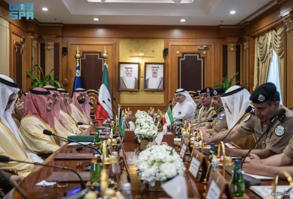 الأمير عبدالعزيز بن سعود ووزير الداخلية بدولة الكويت يعقدان جلسة مباحثات رسمية الأمير عبدالعزيز بن سعود ووزير الداخلية بدولة الكويت يعقدان جلسة مباحثات رسمية